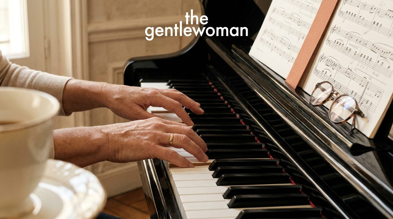 Mains adultes matures aux articulations fines en pleine pratique au piano, témoignage d'expérience musicale tardive